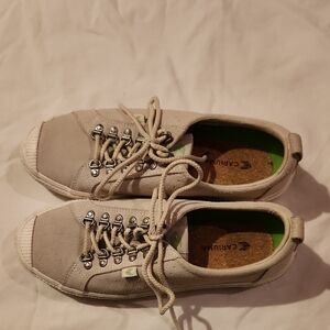 Cariuma Beige Canvas Sneakers with Green Accents